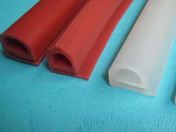 Two red and two transparent silicone seals are on the table.